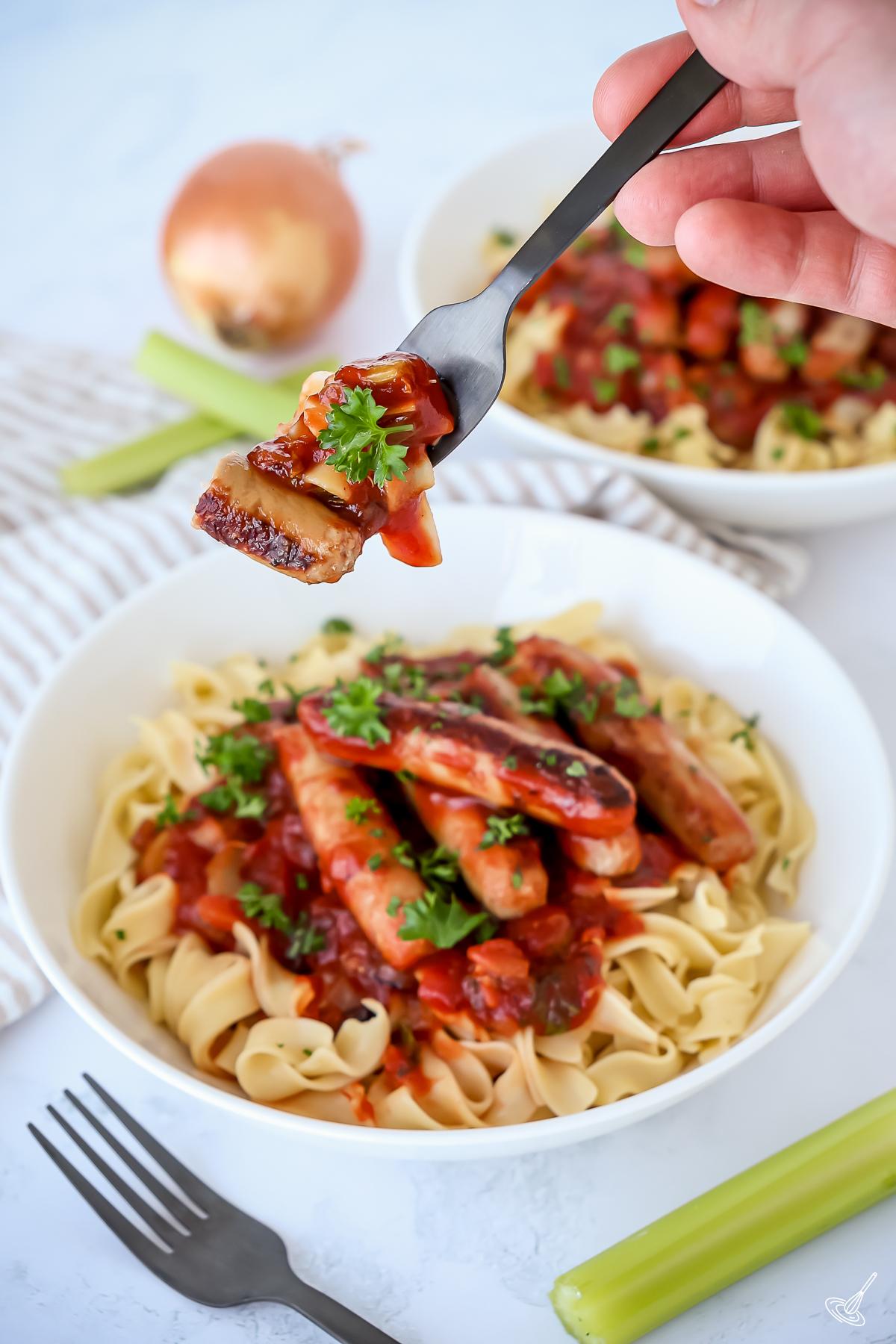 Nouilles aux œufs, chili et saucisse de dinde, servies dans un bol.