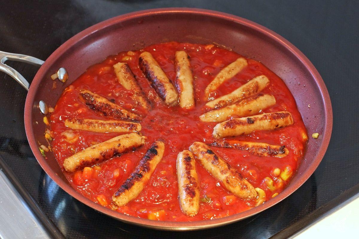 Saucisses de dinde cuites dans une sauce chili. 