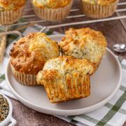 Muffins salés « Tout garni » sur une assiette