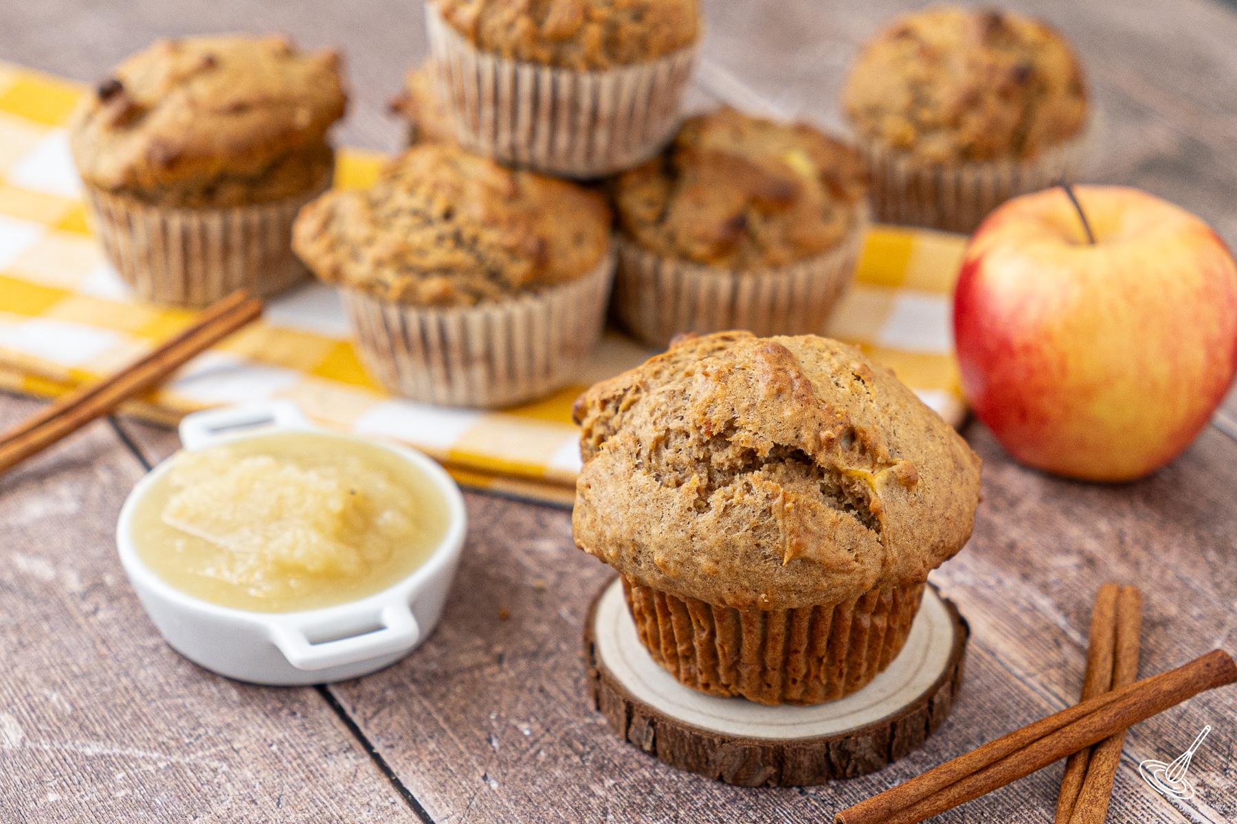 Des muffins faciles à la compote de pommes refroidissent sur une table.