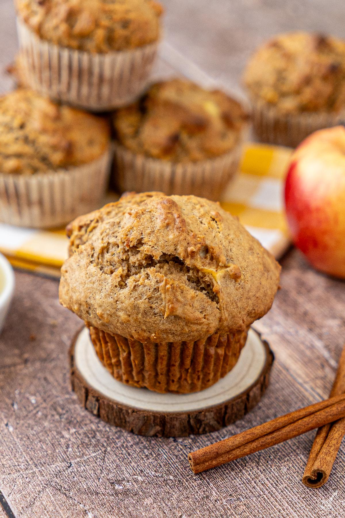 Muffins faciles à la compote de pommes qui refroidissent sur la table.