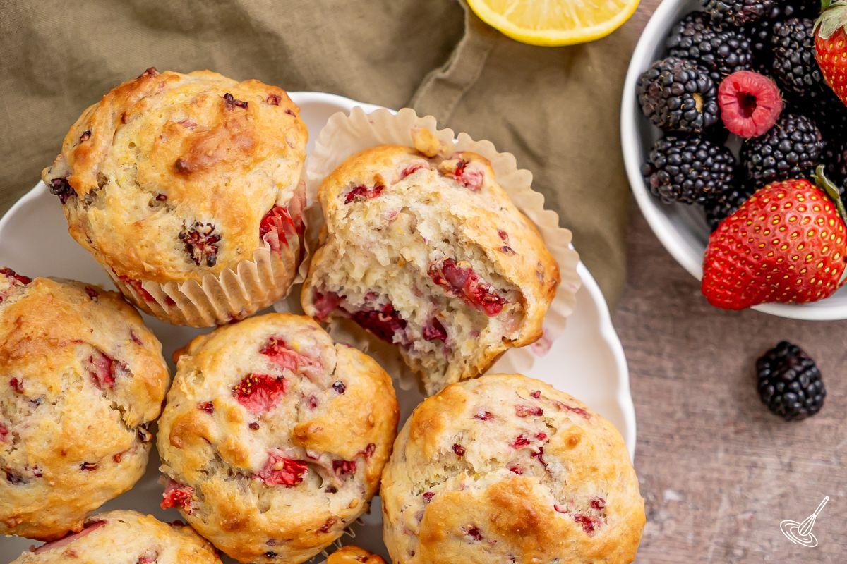 Muffins aux petits fruits et graines de lin sur une assiette.