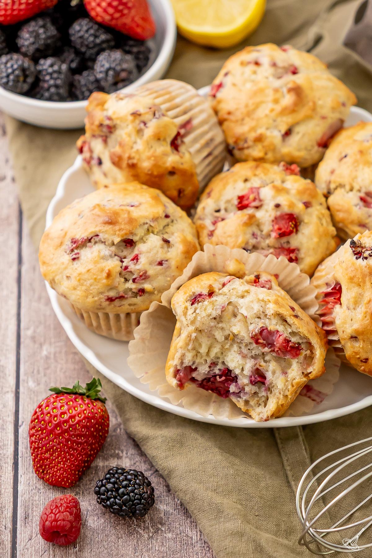 Muffins aux petits fruits et graines de lin sur une assiette.