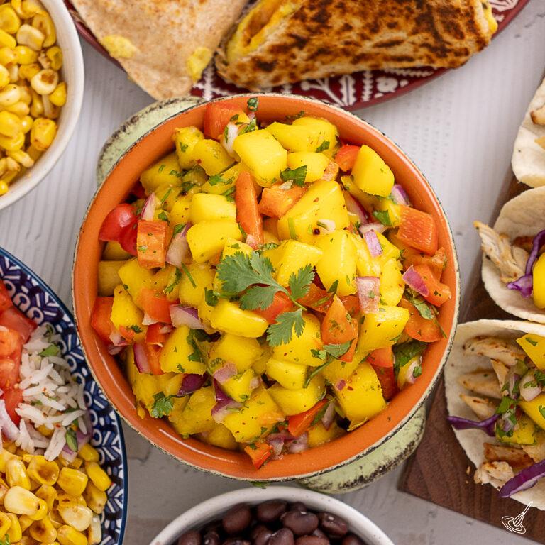 Salsa facile à préparer à la mangue et au citron vert, servie dans un bol.